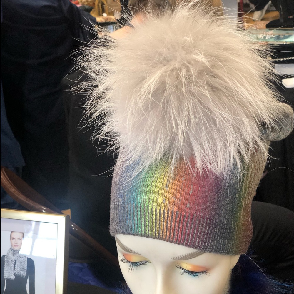 Cashmere hat w fox pom pom